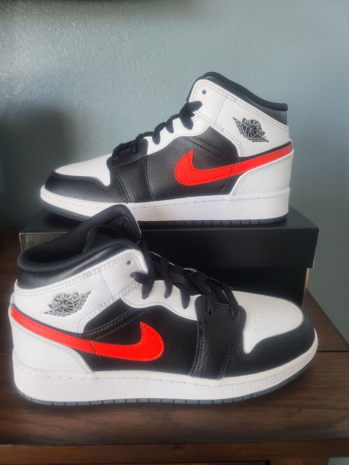 Nike Air Jordan 1 Mid Chile Red