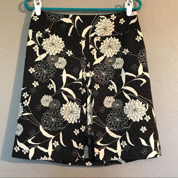 NWT Size 4 Black, Cream, And Red Loft Skirt