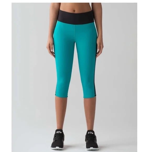LLULULEMON Smooth Stride Crop (17 ) Viridian Green/Black Size 4