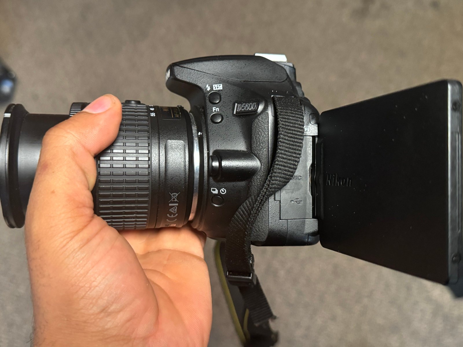 Amazon | Nikon D5600 デジタル一眼レフカメラ 18-55mm VR & 70
