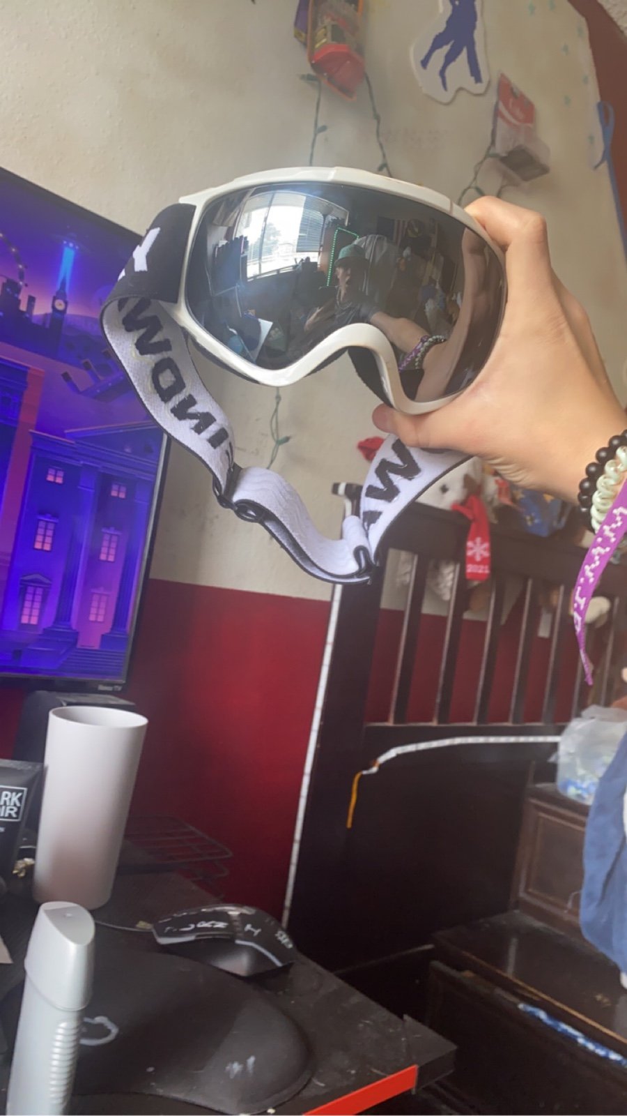 I’m selling some snowboarding goggles