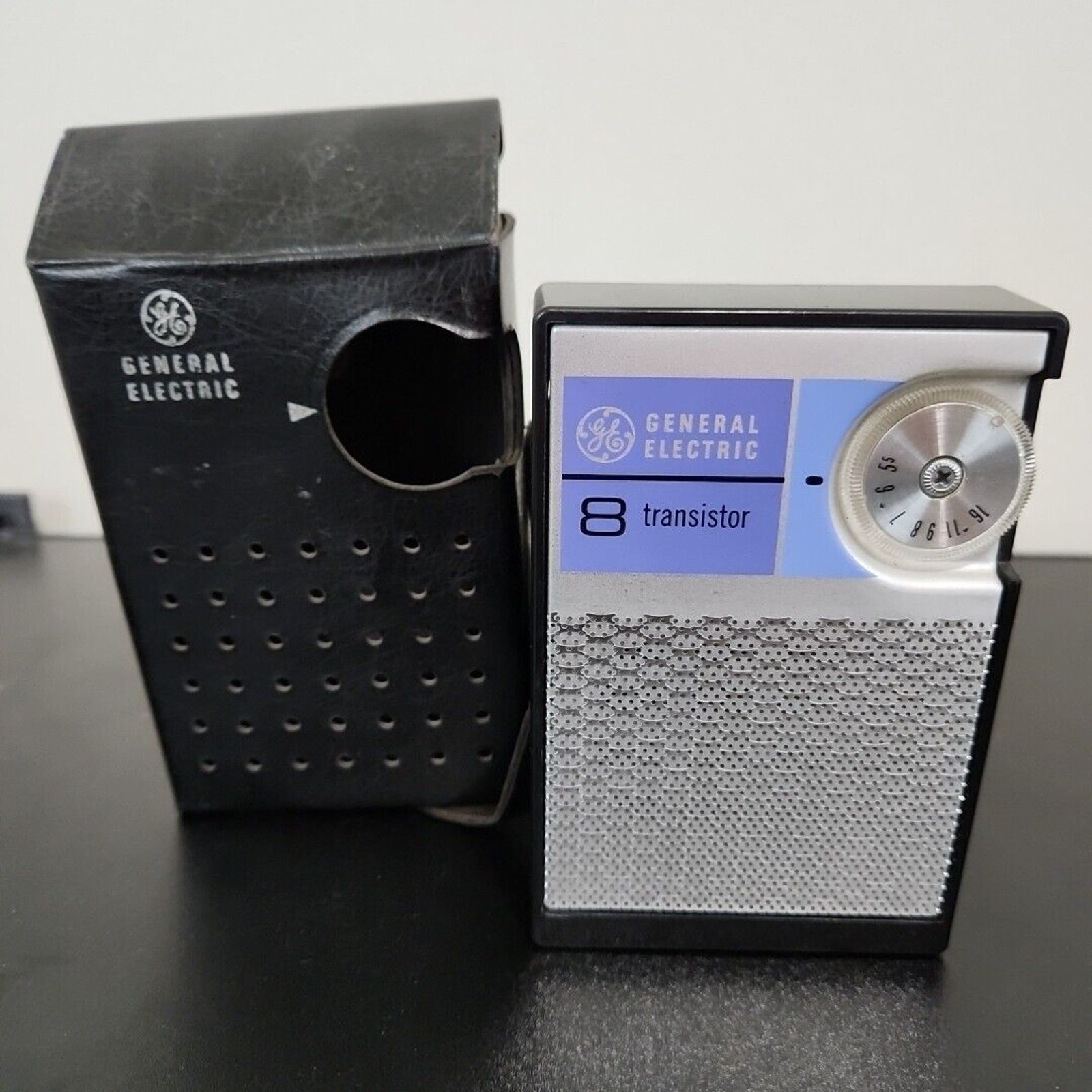 General Electric 8 Transistor AM Radio P915A Turns On READ