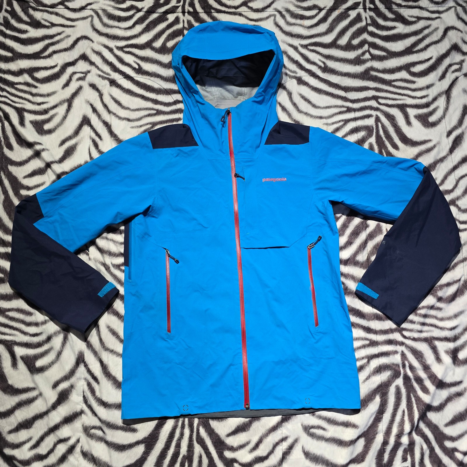 Patagonia Refugitive Gore-Tex waterproof rain Jacket mens size M blue red zipper