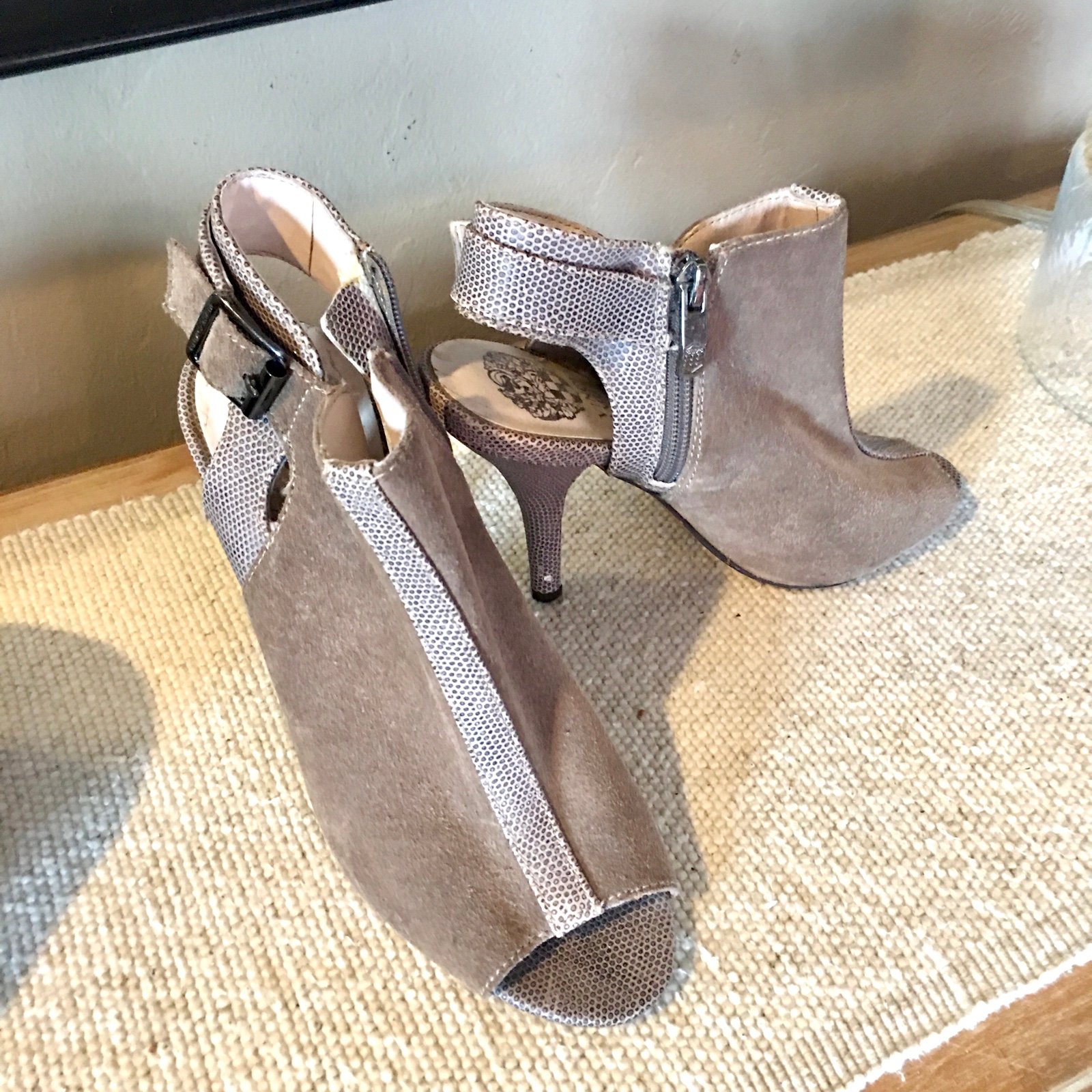 Vince Canute tan velour high heel shoes peep open toe glitter 7
