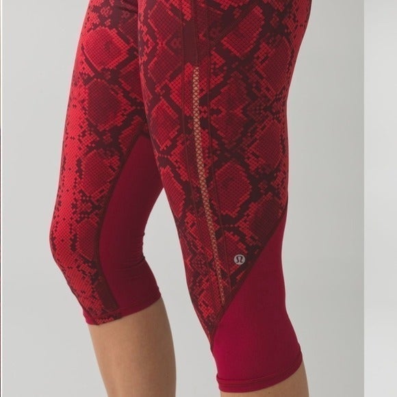 Lululemon Vent It Out CropMini Ziggy Snake Red Tide Cranberry / Cranberry