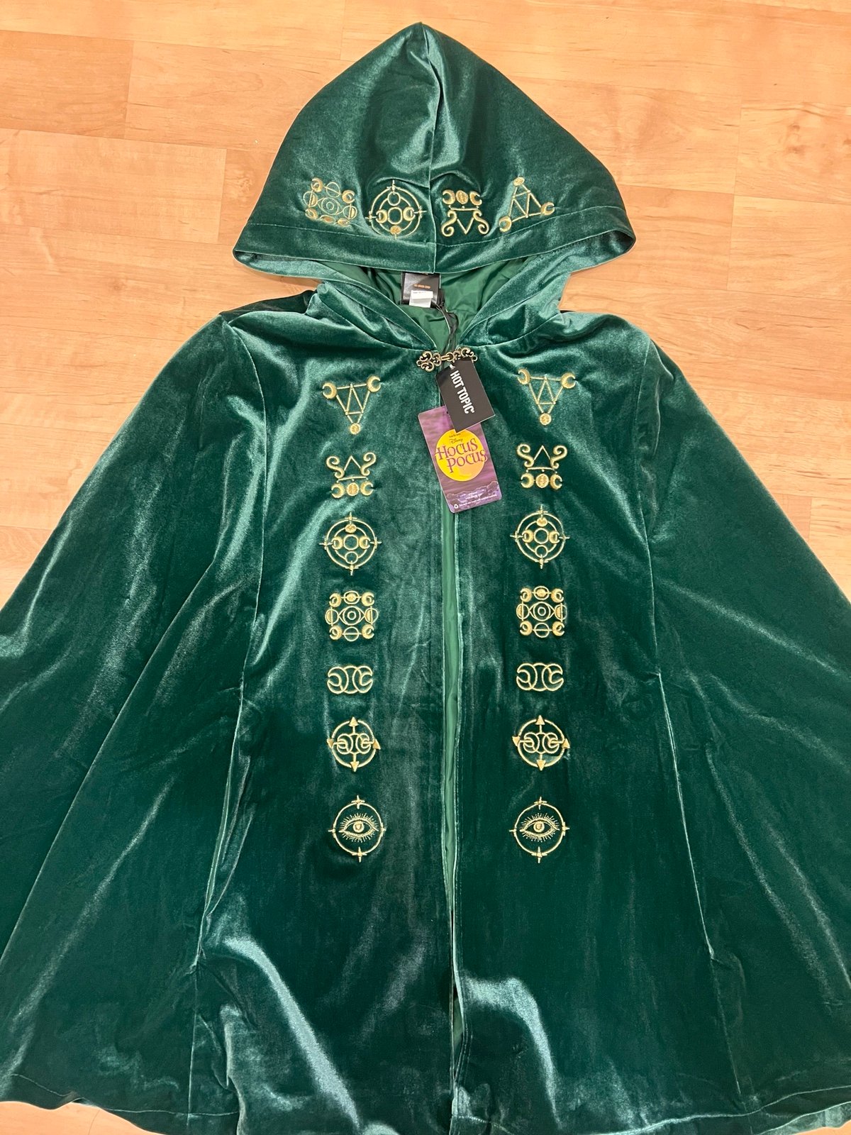 Her Universe Disney Hocus Pocus Winifred Velvet Hooded Cape
