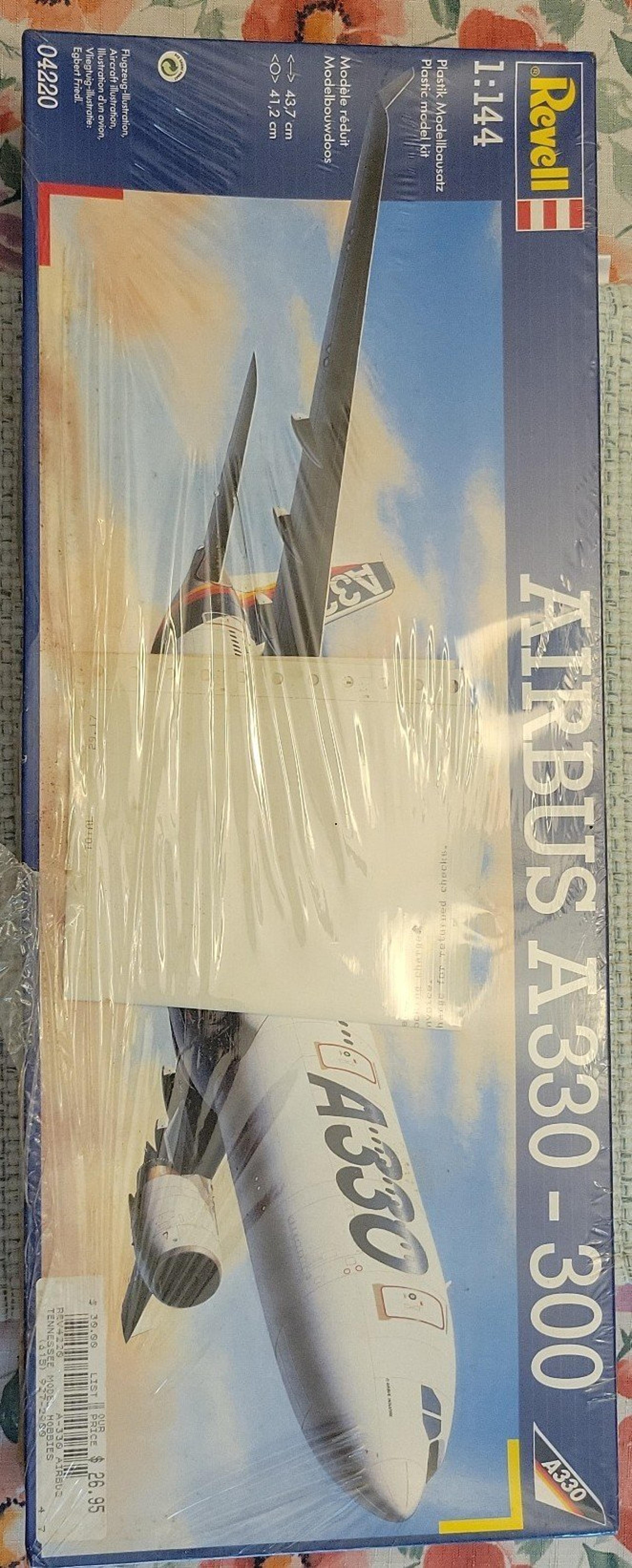 Revell model kit  1:144 Scale AIRBUS A330-300 Plastic model kit unopened