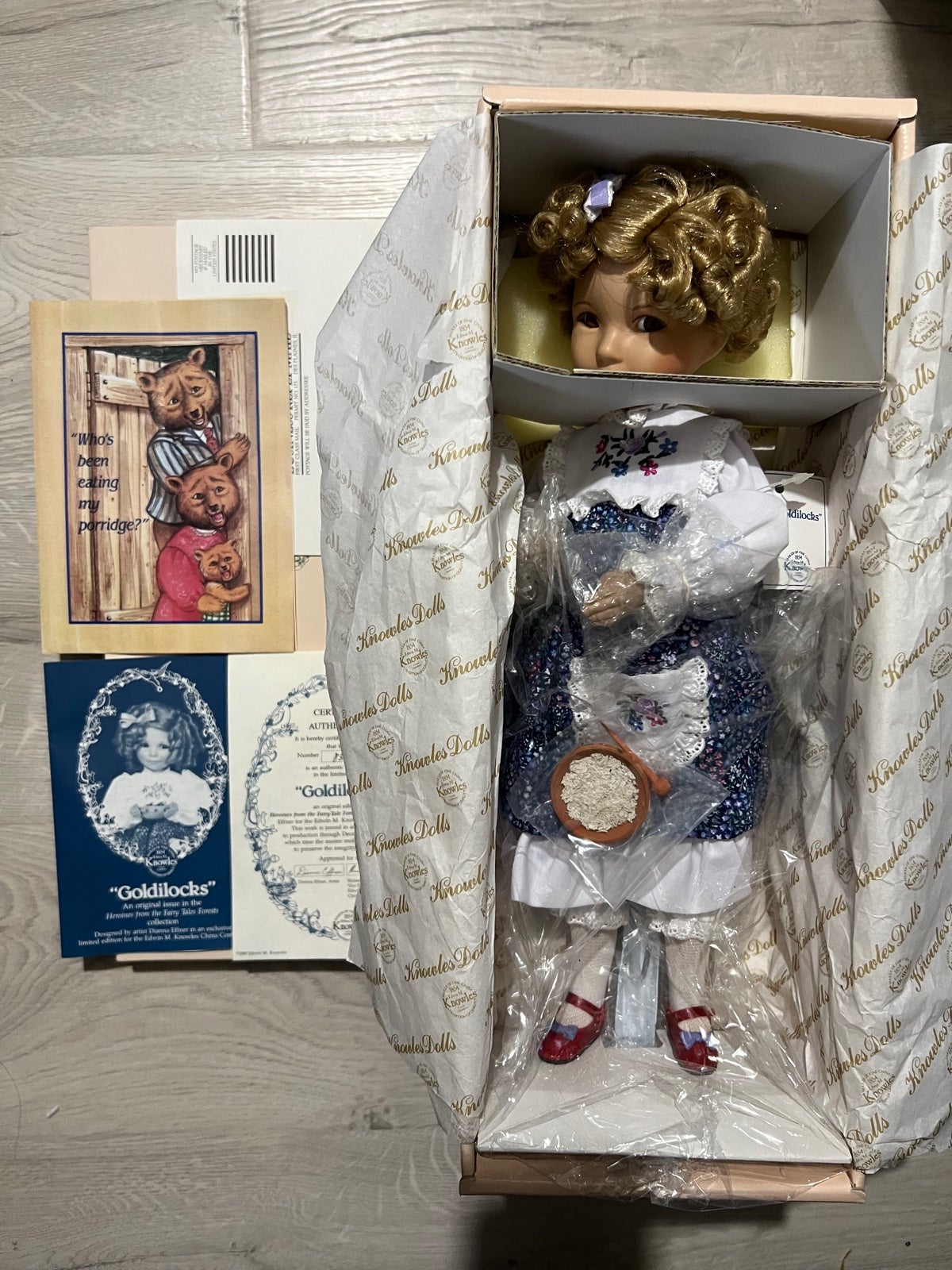 Heroine from the fairytale forest goldielocks collectable