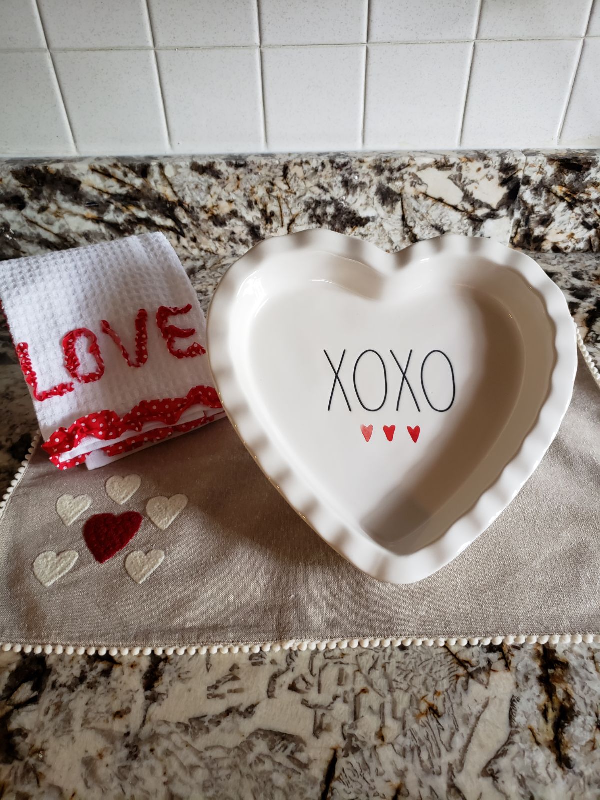 Rae Dunn Valentine XOXO Pie Dish