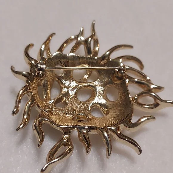 Sarah Coventry Sea Urchin Brooch - detail