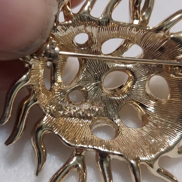 Sarah Coventry Sea Urchin Brooch - detail