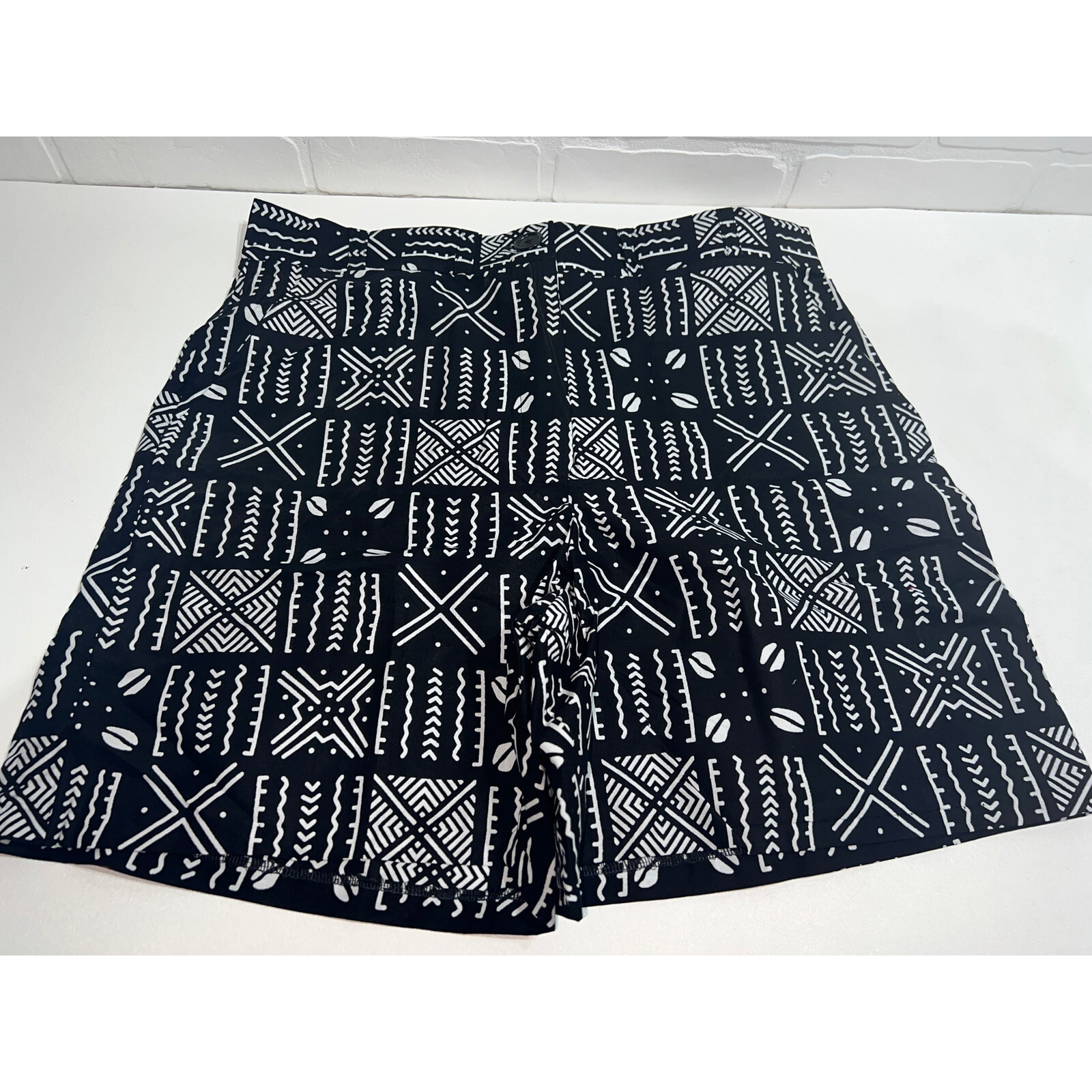 ALYSON AMBER PRINTED DRESS SHORTS SIZE 16 - BLACK & WHITE