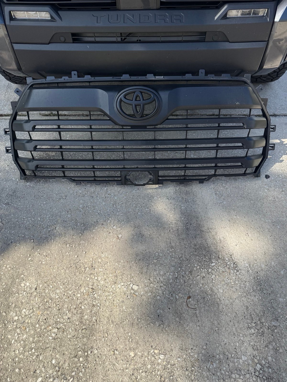 2022 2023 2024 TOYOTA TUNDRA SR CREW MAX DBL CAB GRILLE OEM