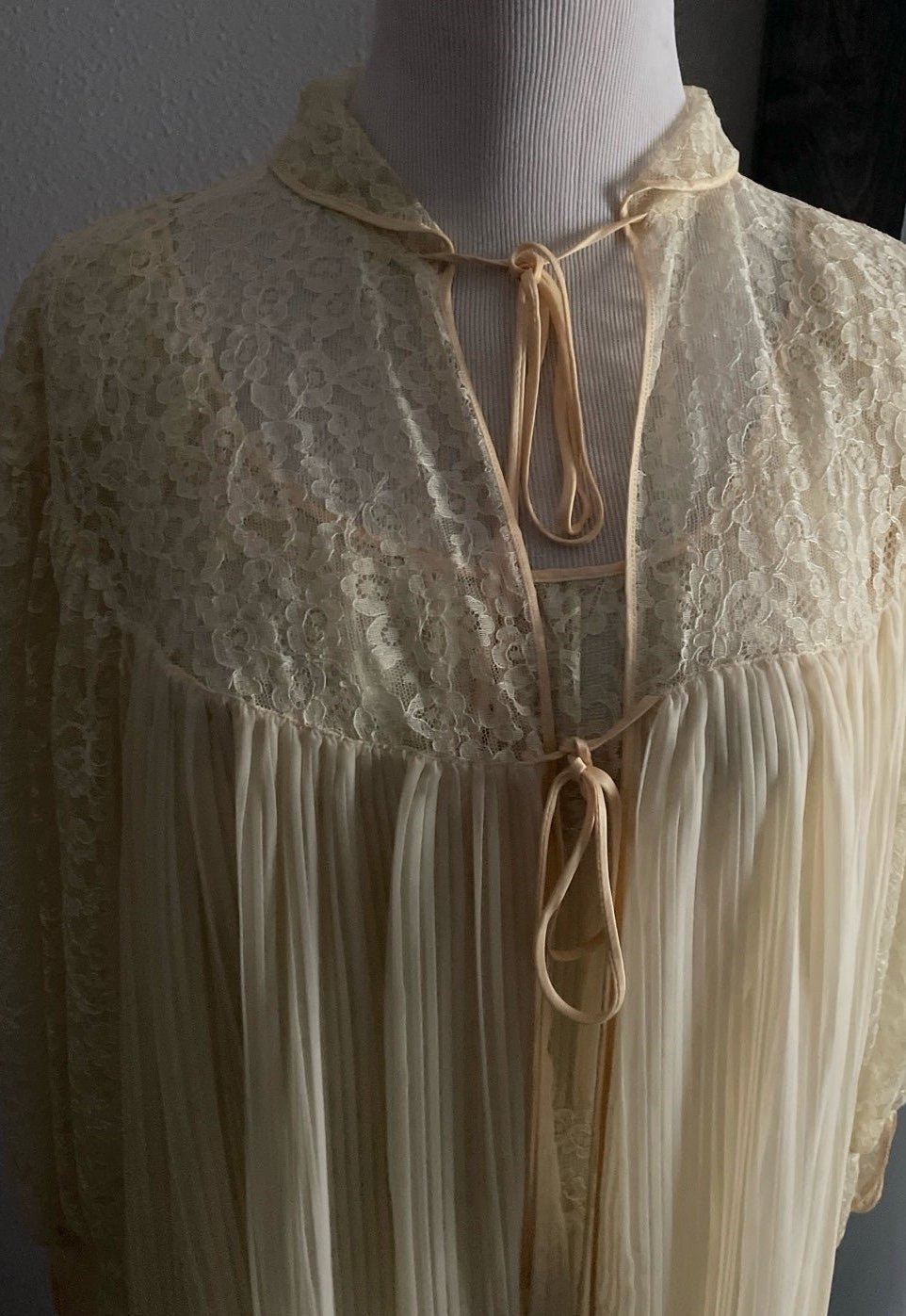 Barbizon Peignoir set Size S Lace & Pleats