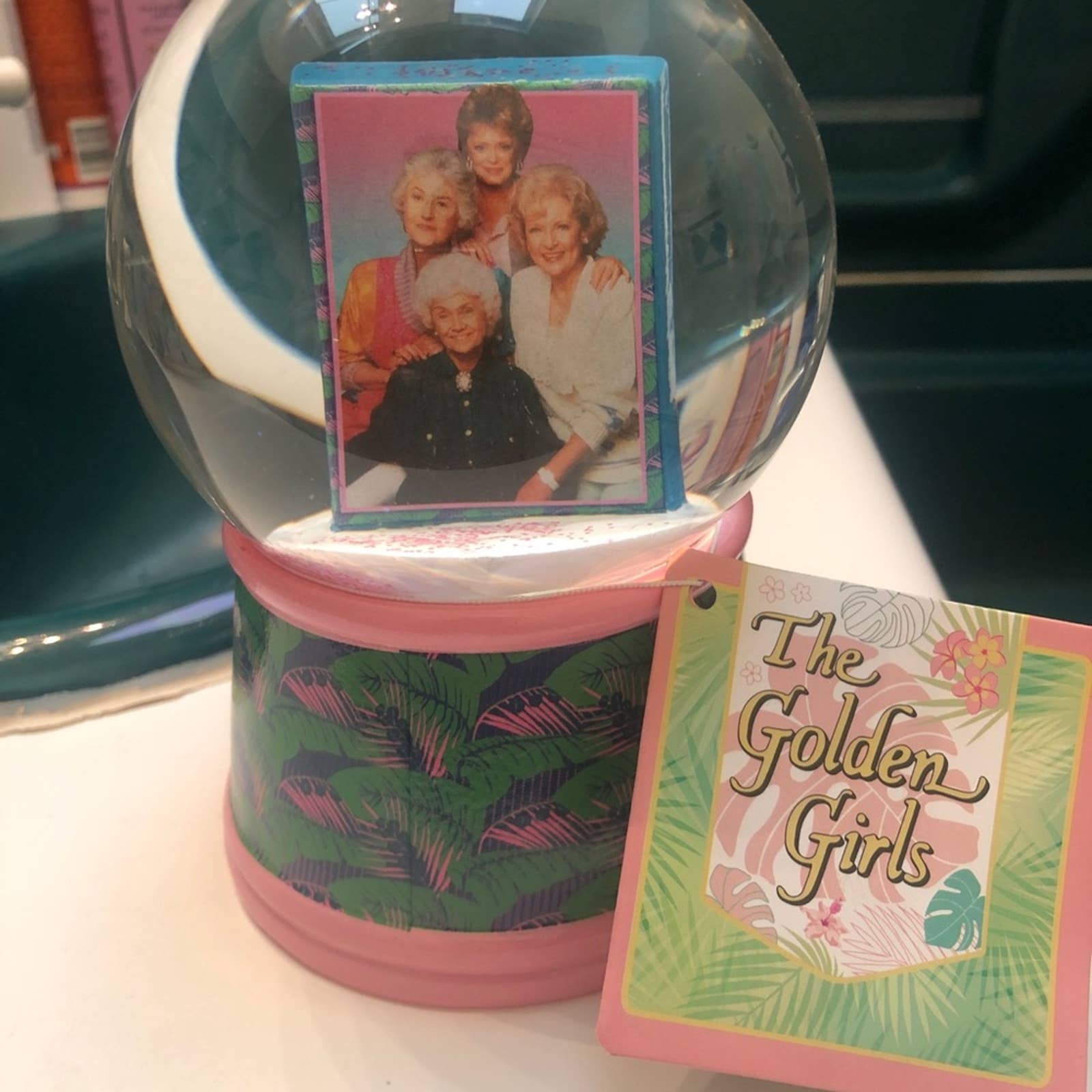 NWT GOLDEN GIRLS SNOW GLOBE