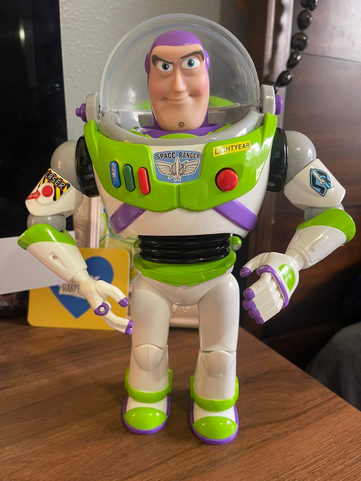 Disney Pixar Toy Story Holzfigur zum 25 Jahrestag im Filmmaßstab mit Gitarre Sammlerstück hochbeweglich Geburtstagsgeschenk für Erwachsene und Kinder Lasso Drachen für kreatives Spielen ab 3 Jahren Disney Pixar Toy Story Holzfigur zum 25 Jahrestag im Filmmaßstab mit Gitarre Sammlerstück hochbeweglich Geburtstagsgeschenk für Erwachsene und Kinder Lasso Drachen für kreatives Spielen ab 3 Jahren