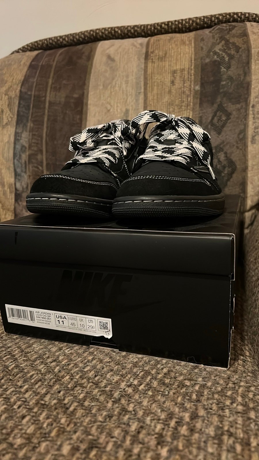 travis scott Jordan 1 black phantom