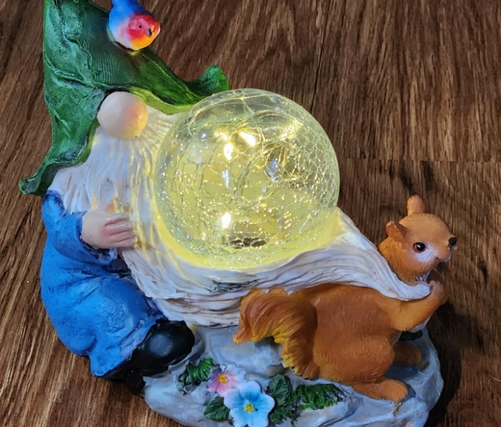 Gnome Statues Garden Decor,Solar Gnome Statue for Outside -Resin Yard Art