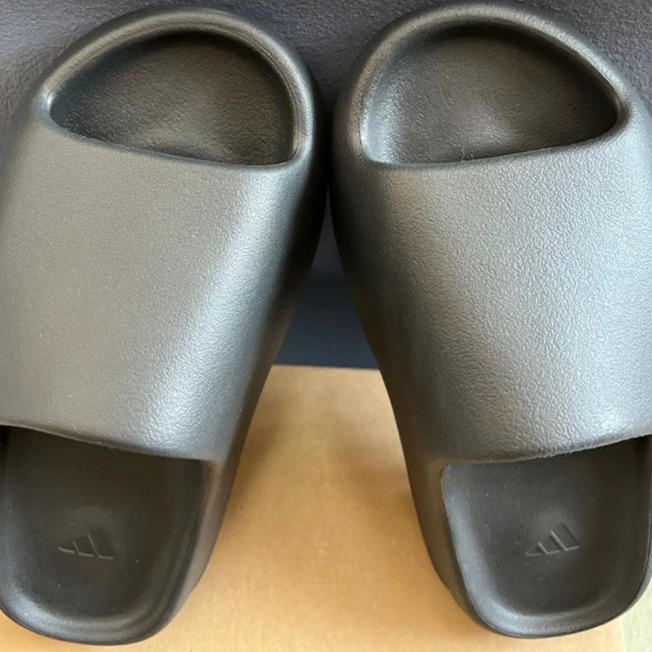 size 11-black--men's --yeezy Yeezy slides