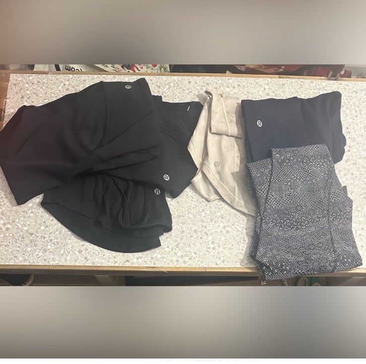 6 Pairs of Lululemon SIZE4 MiX! 3Tops & 3Leggings (LIKE NEW)