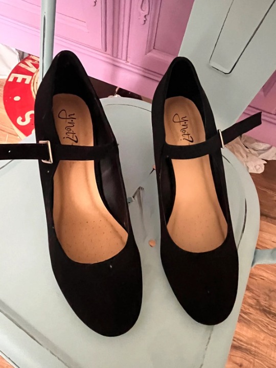 Medium black heels