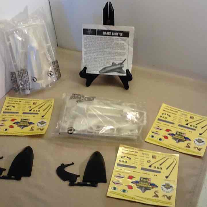 Revell 2 space shuttle models kit plus