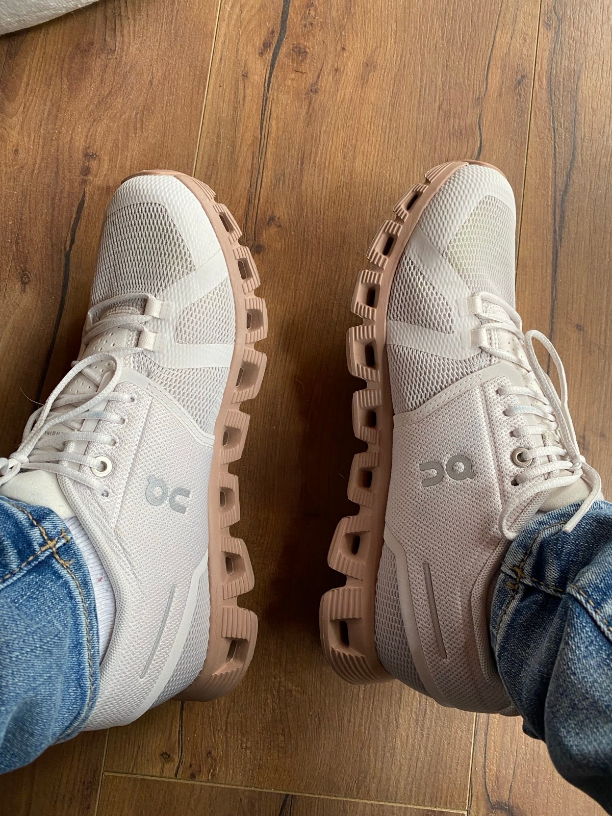 EUC ON Cloud 5 size 8 women’s sneakers sand/rosebrown