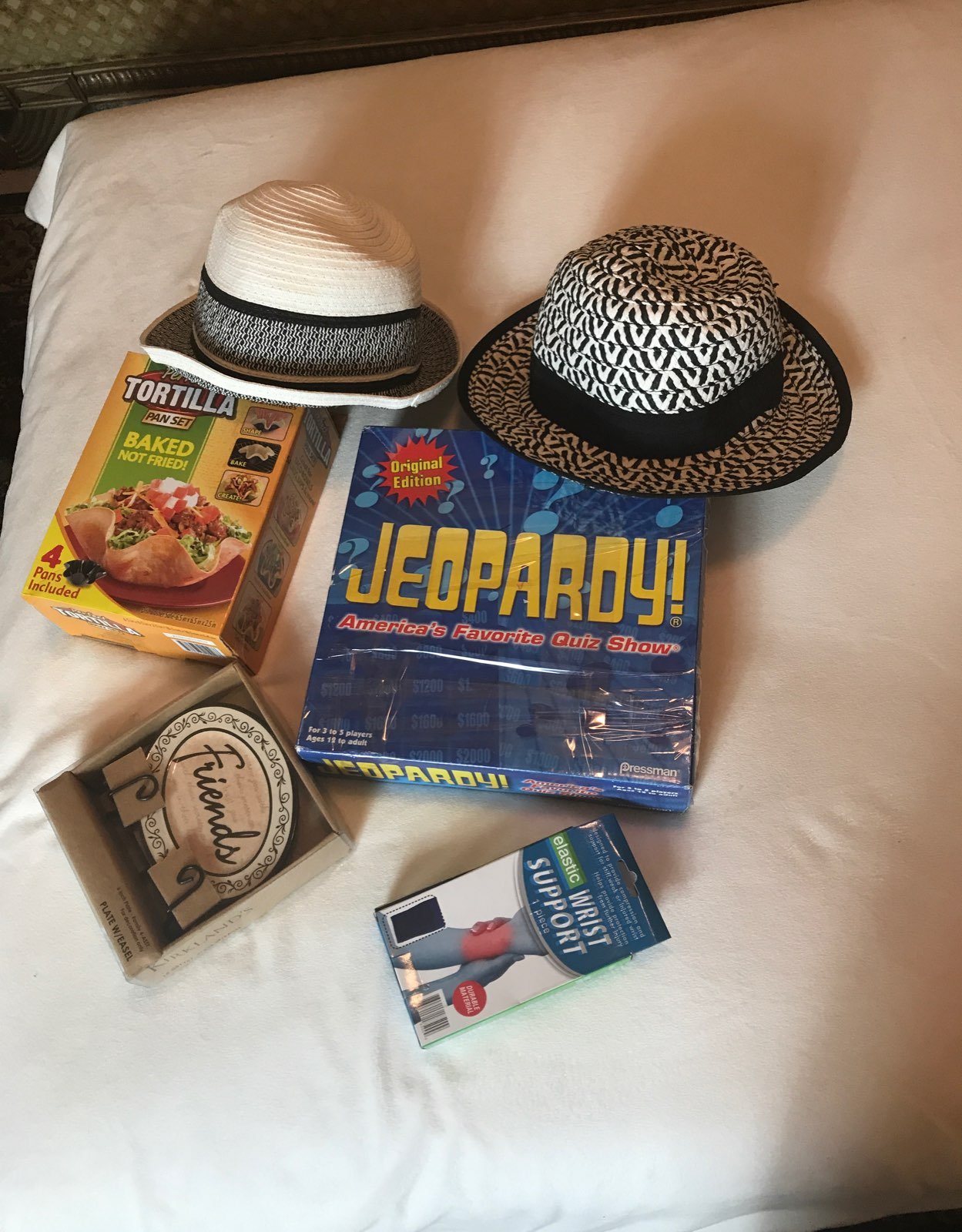 Bundle of 2 hats, Torlilla pan, friends