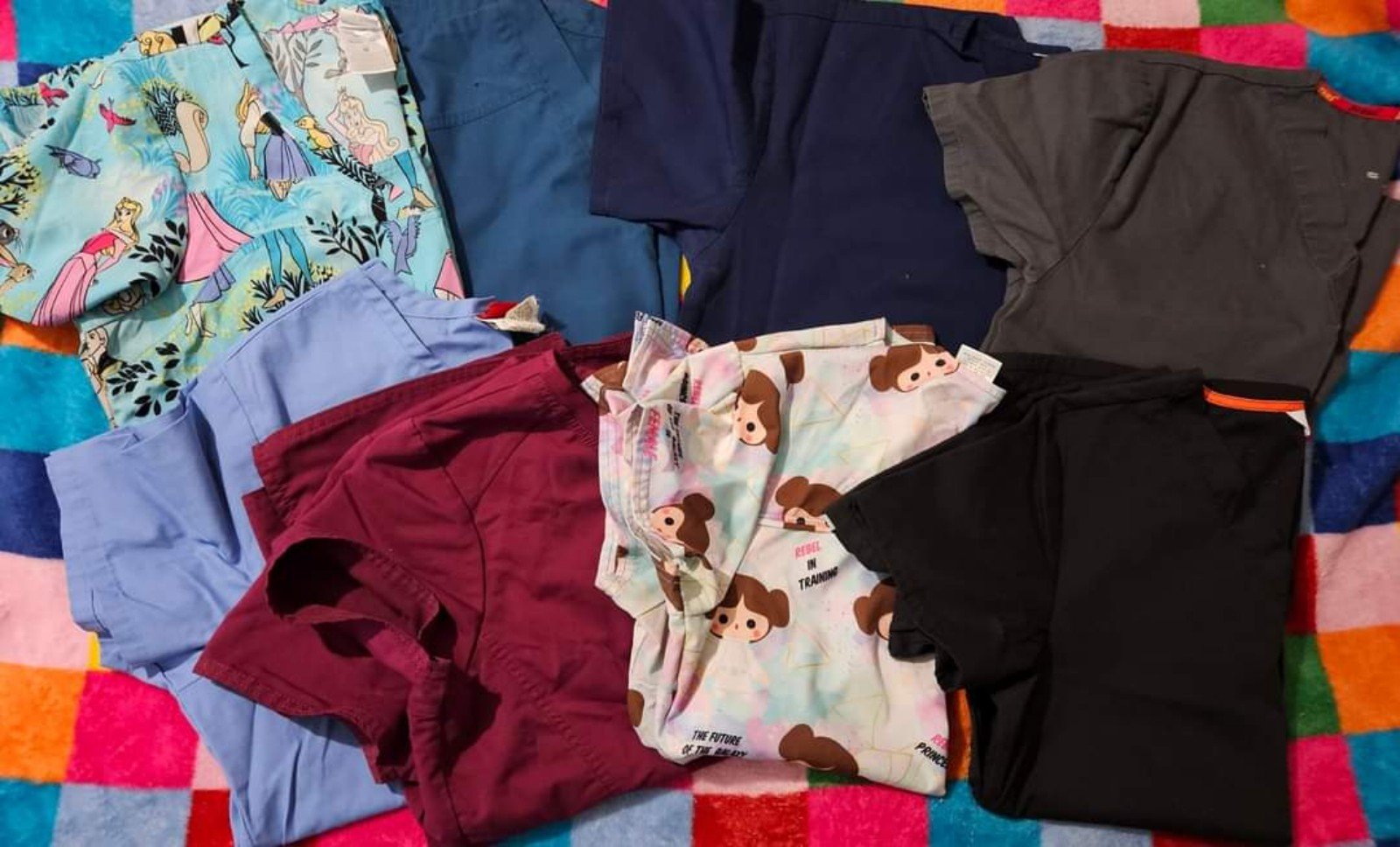 Like new- 8 scrub tops. Bundle. SizeM