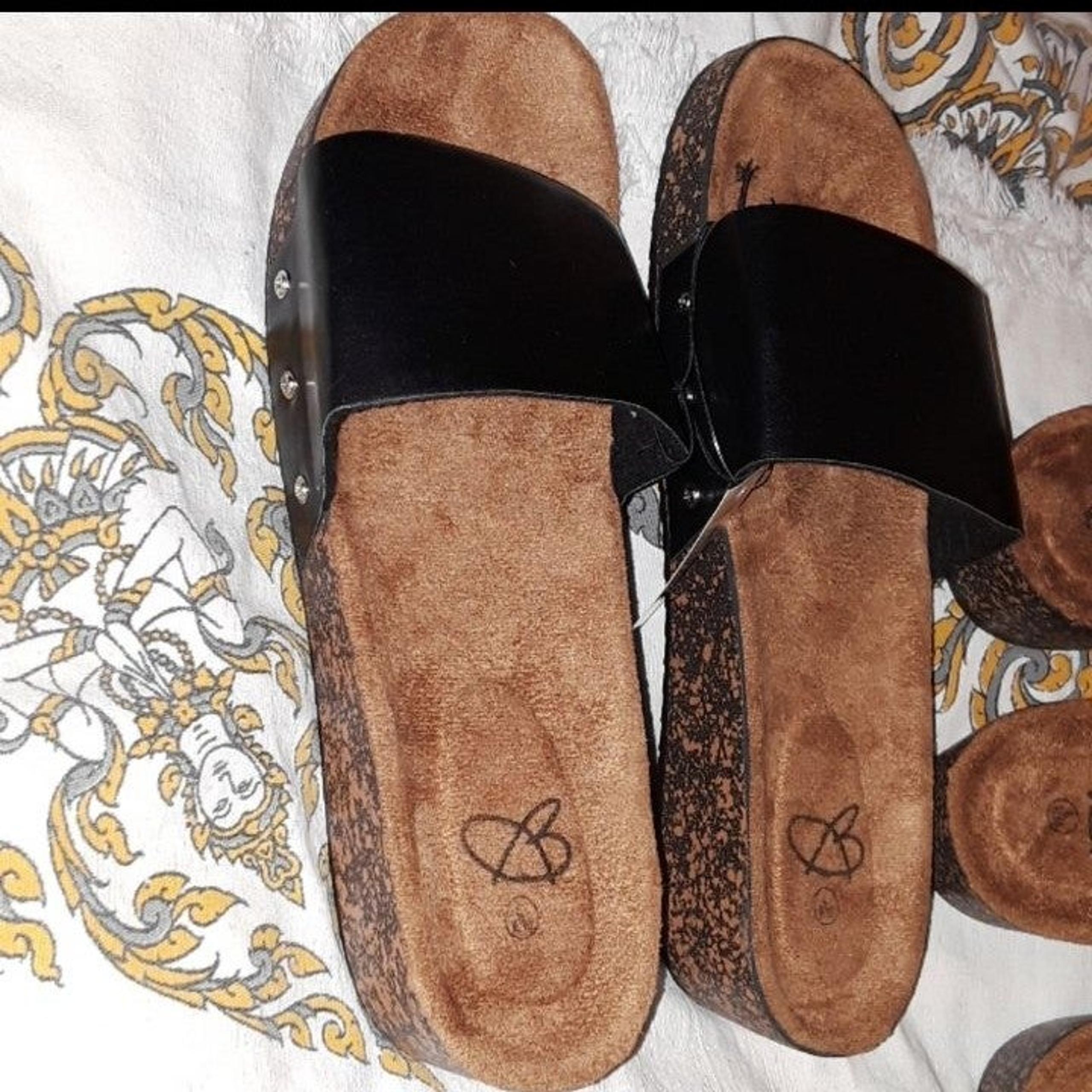Size 5 Bobbi Brooks slip on shoes ☆NWT☆