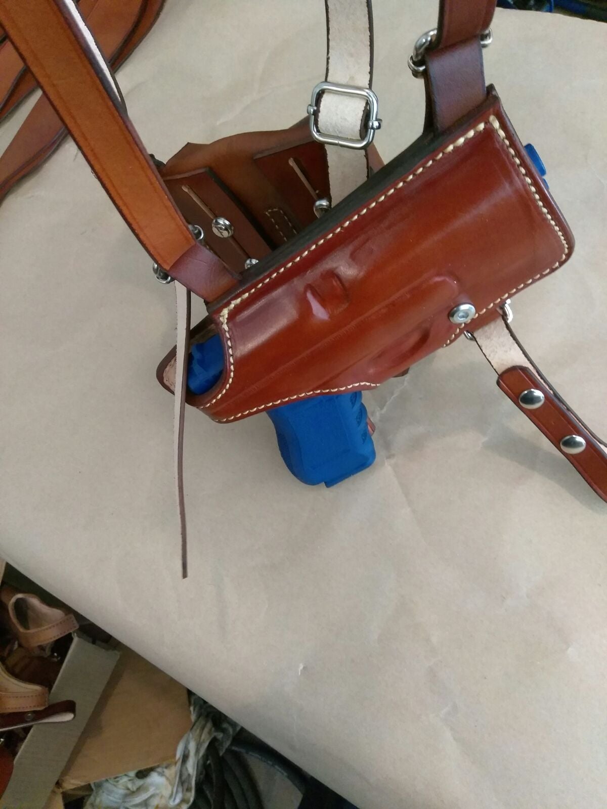 Glock 17/22/31 shoulder holster with two mags right handed in brown leather new