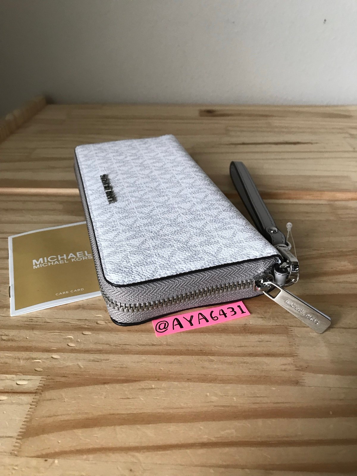 Michael Kors Jet set travel large large travel continental wallet