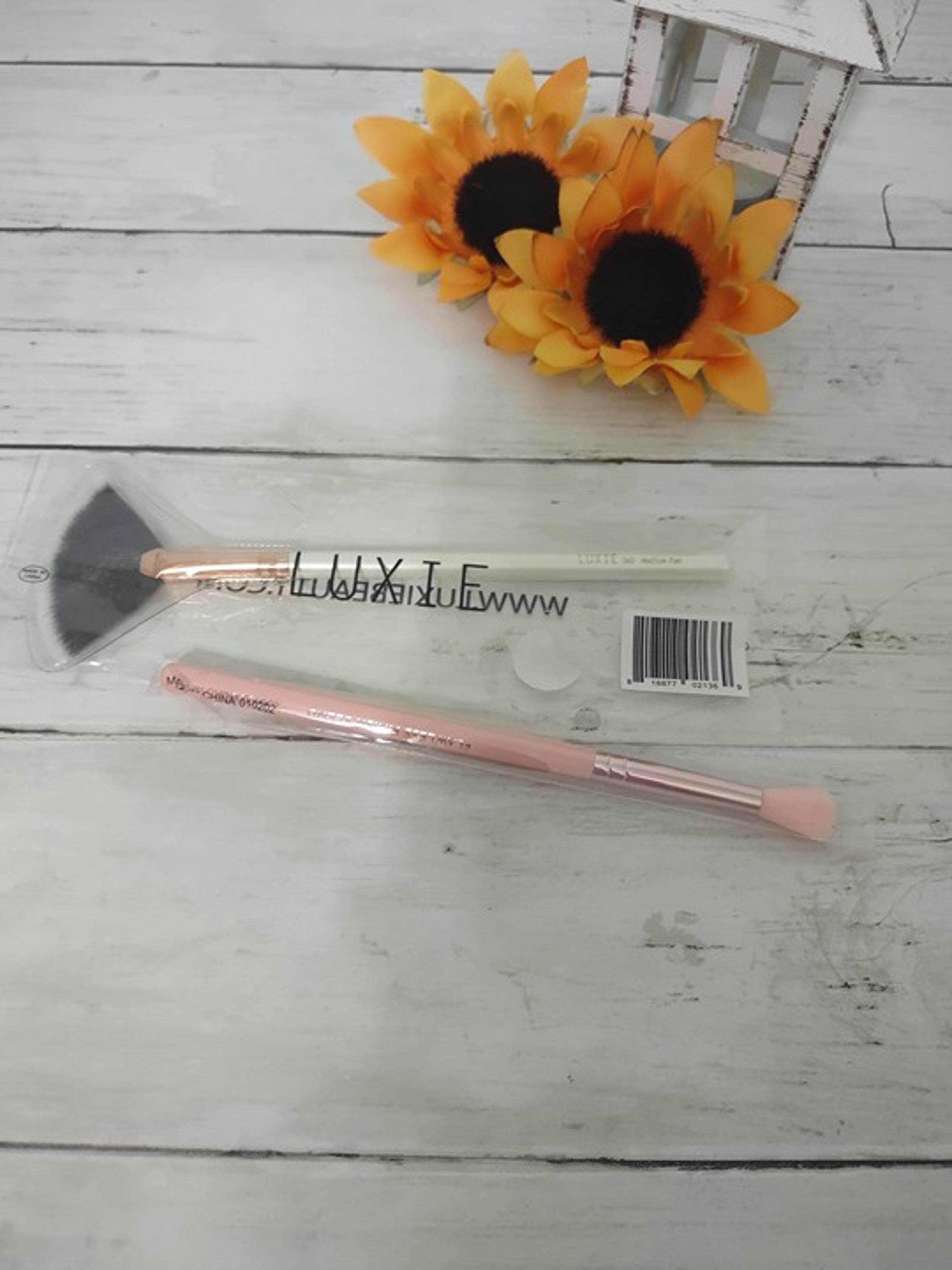(2) New Makeup Brushes Luxie 560 Fan/Motd Flawless Finish Blend