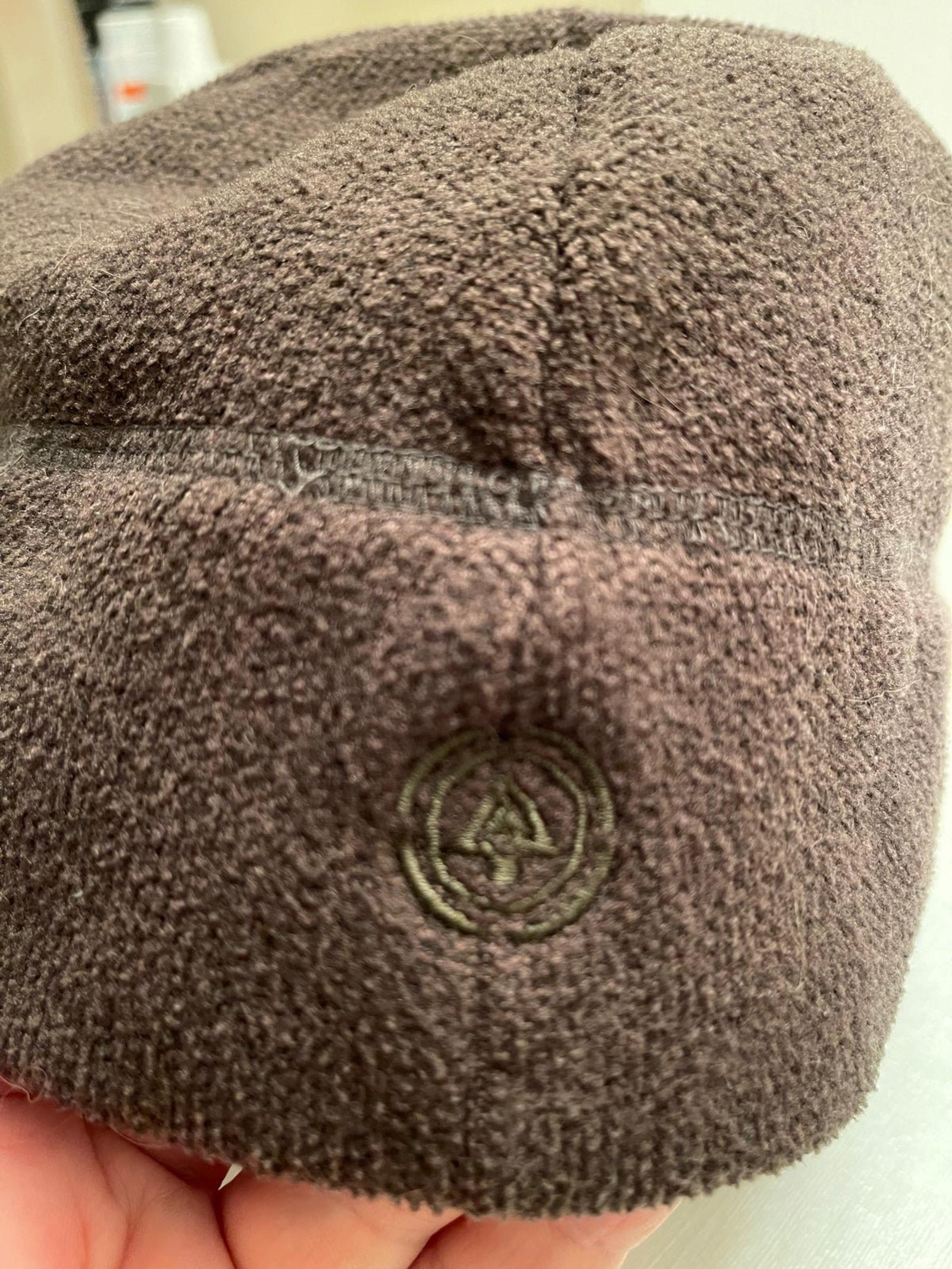 Old navy beanie, arrow logo, dark green/brown depending in the light