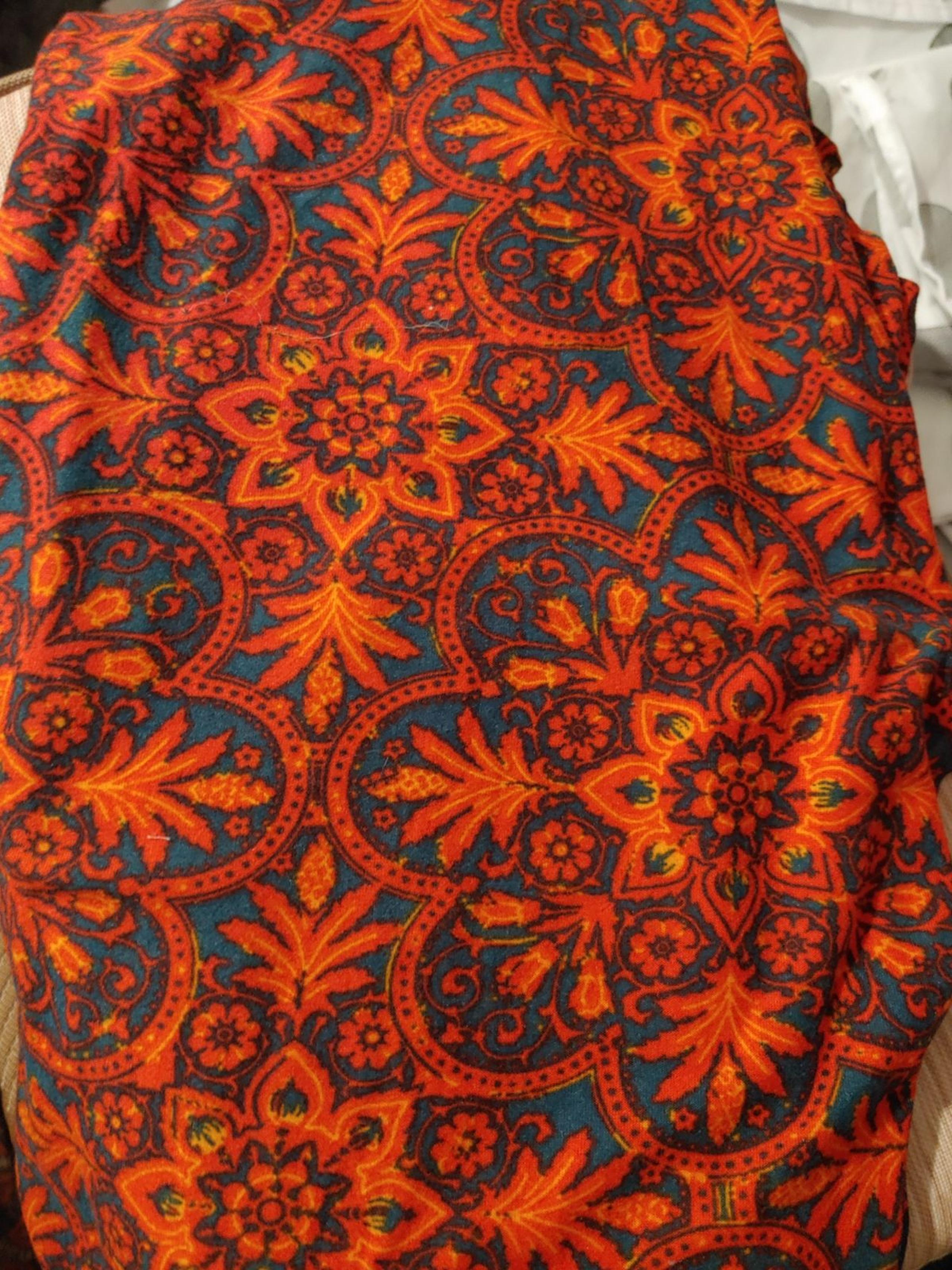 Lularoe Snowflakes TC holiday leggings
