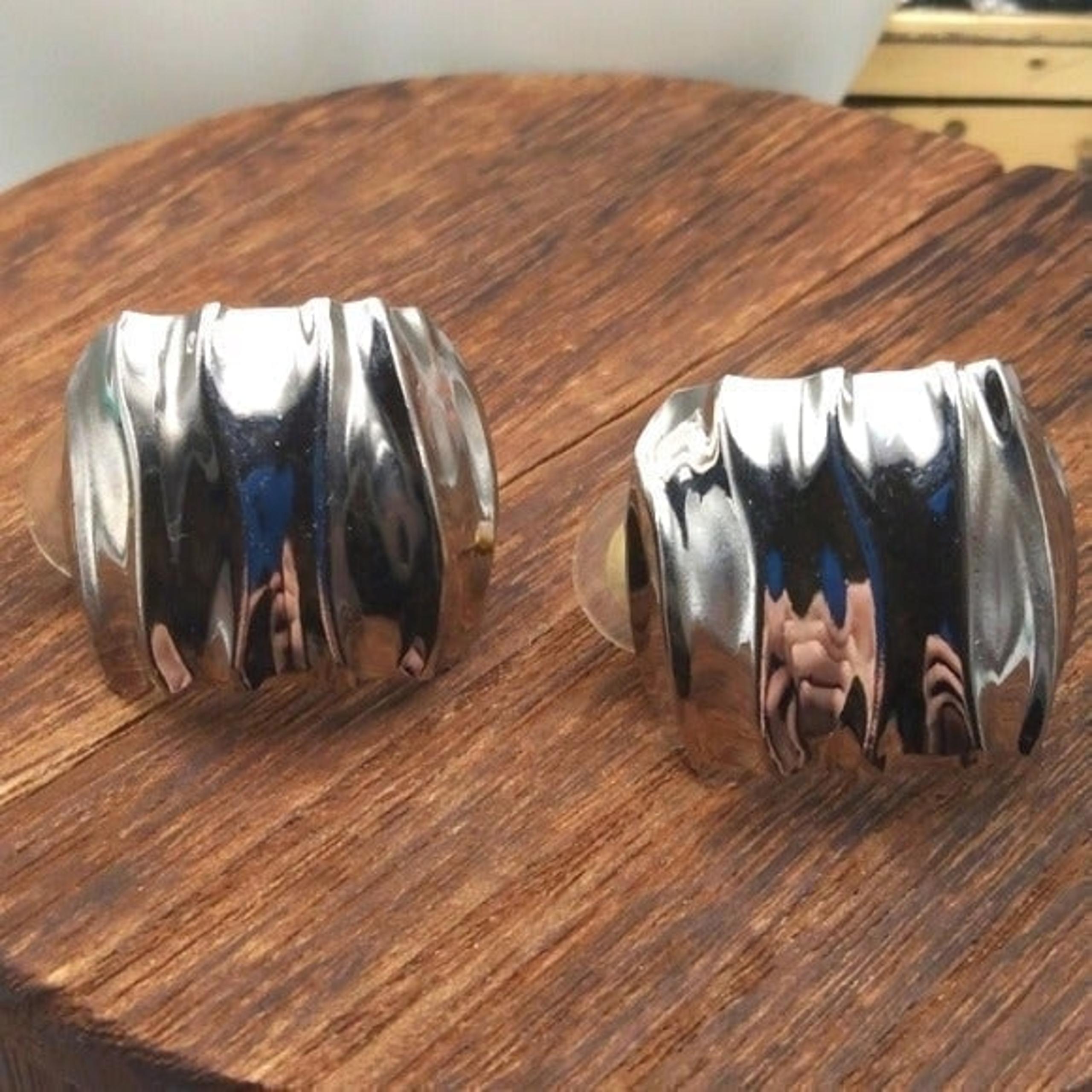 Silver tone crinkle estate earrings vintage E771