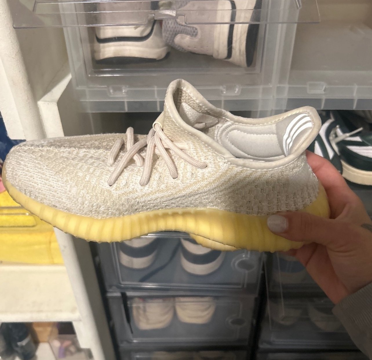 Yeezy sneakers size 6 in men (7.5 in woman )