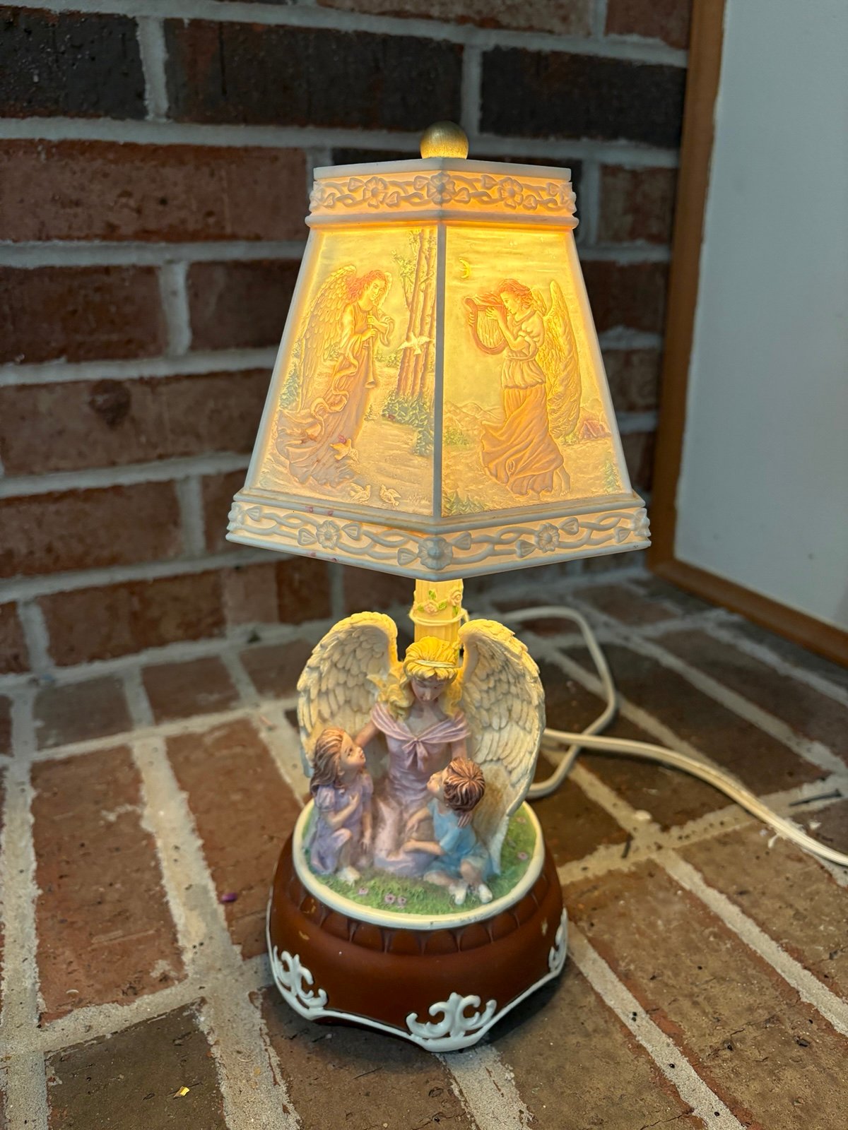 Adorable vintage cherub and kids table lamp. it spins! 12” tall, No music
