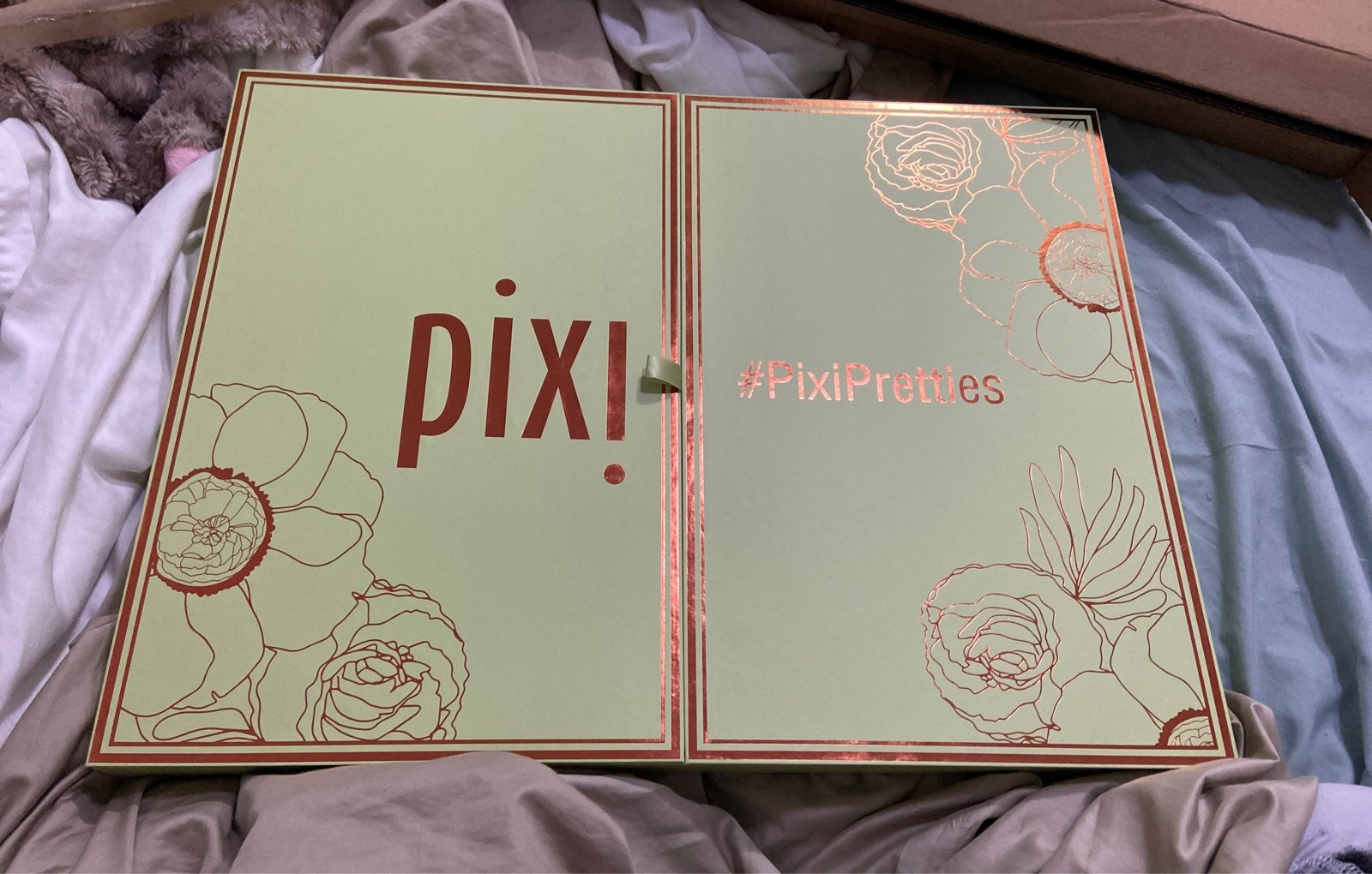 Lip and check cream palette , highlighter and blush palette , eyeshadow palette