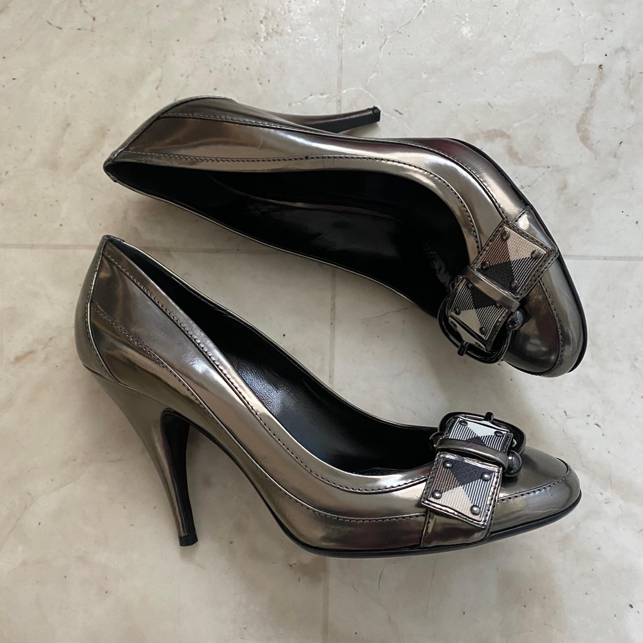 Burberry Made in Italy Metallic Patent Leather Nova Check Pumps Heels size 10/40