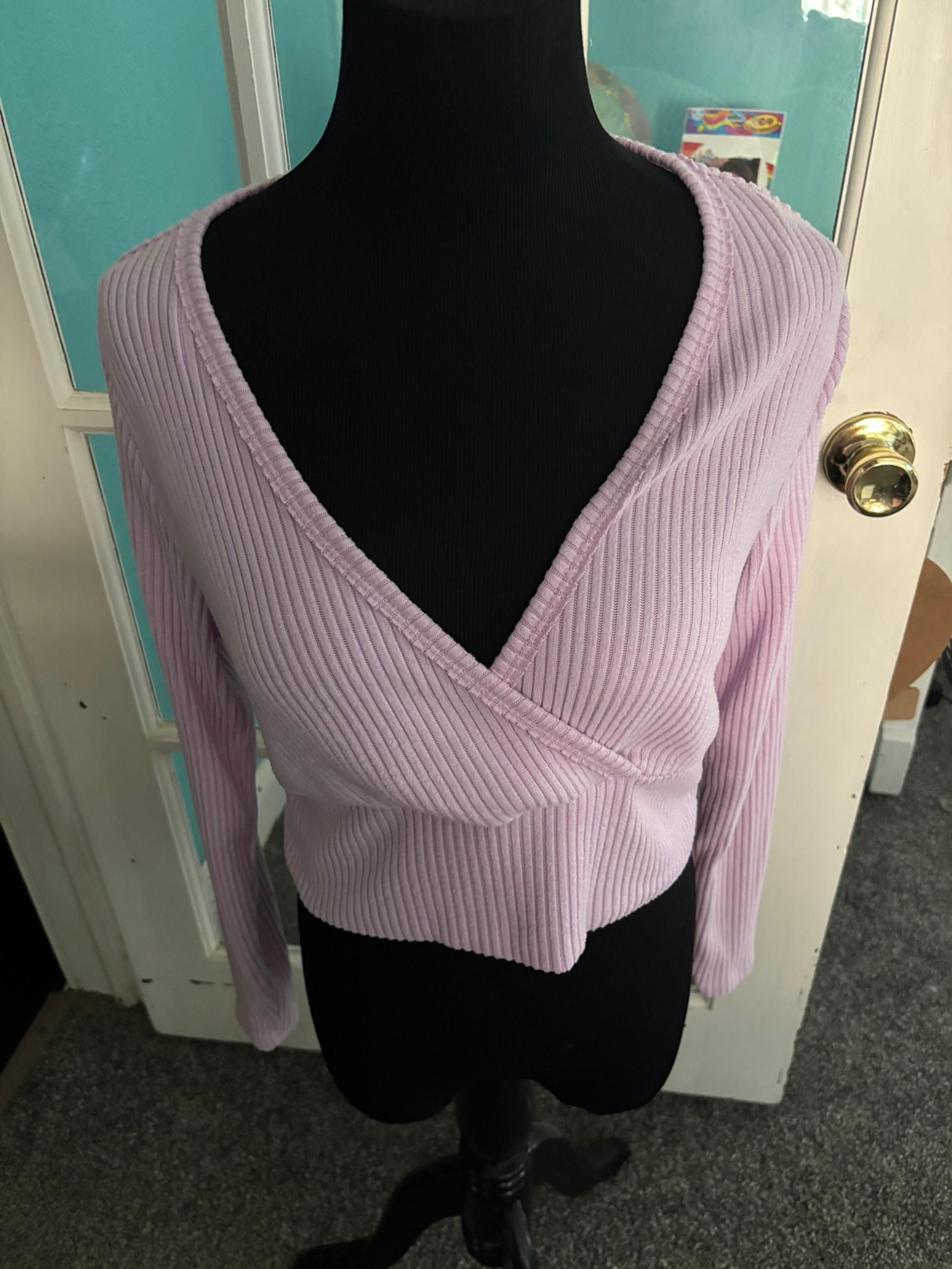 Ladies cropped deep v-neck knit top by Wild Fable size large