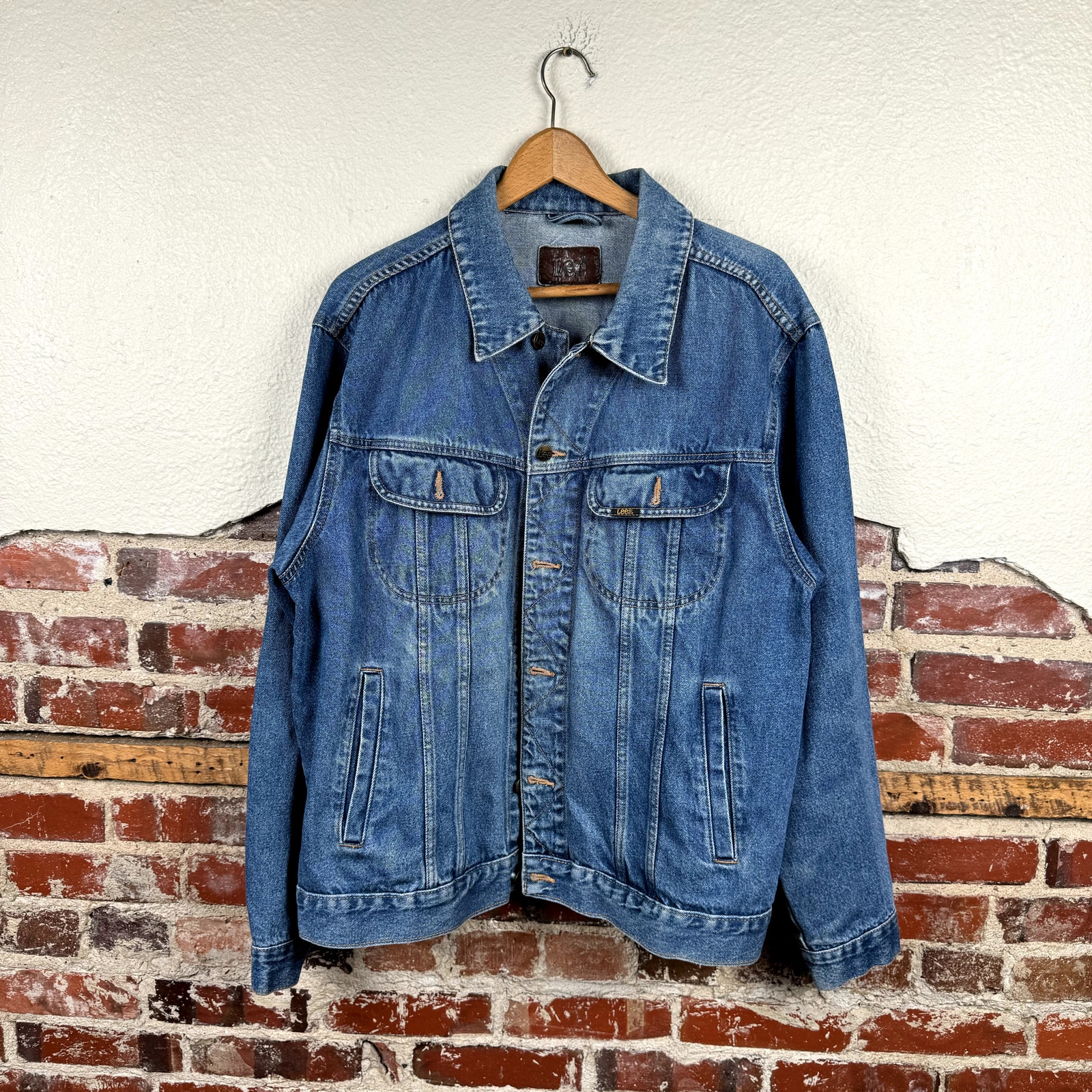 Lee Jacket Size Large Medium Wash Denim Button Up Trucker Pockets Classic