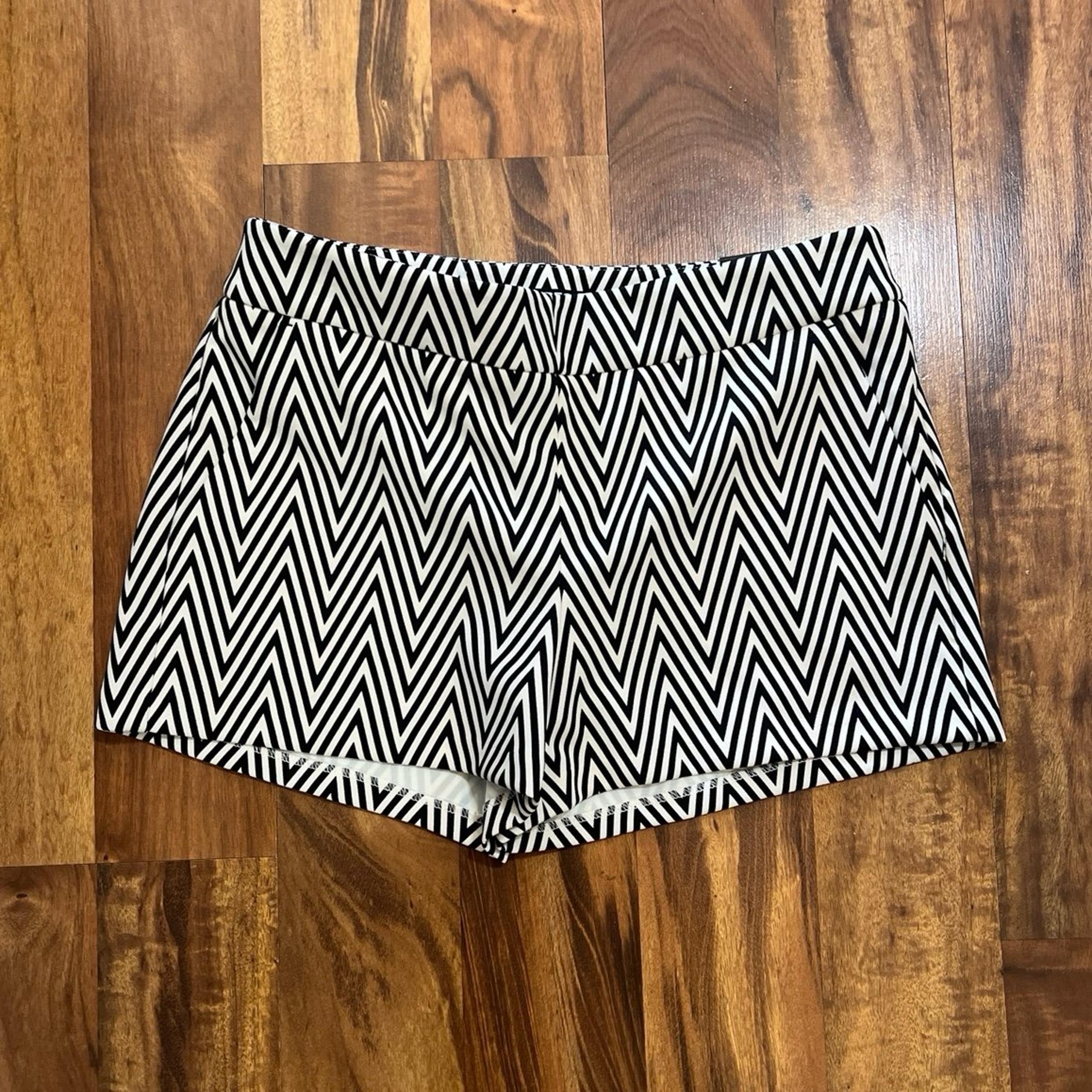 Express Chevron Stripe Shorts Black & White • Size 4