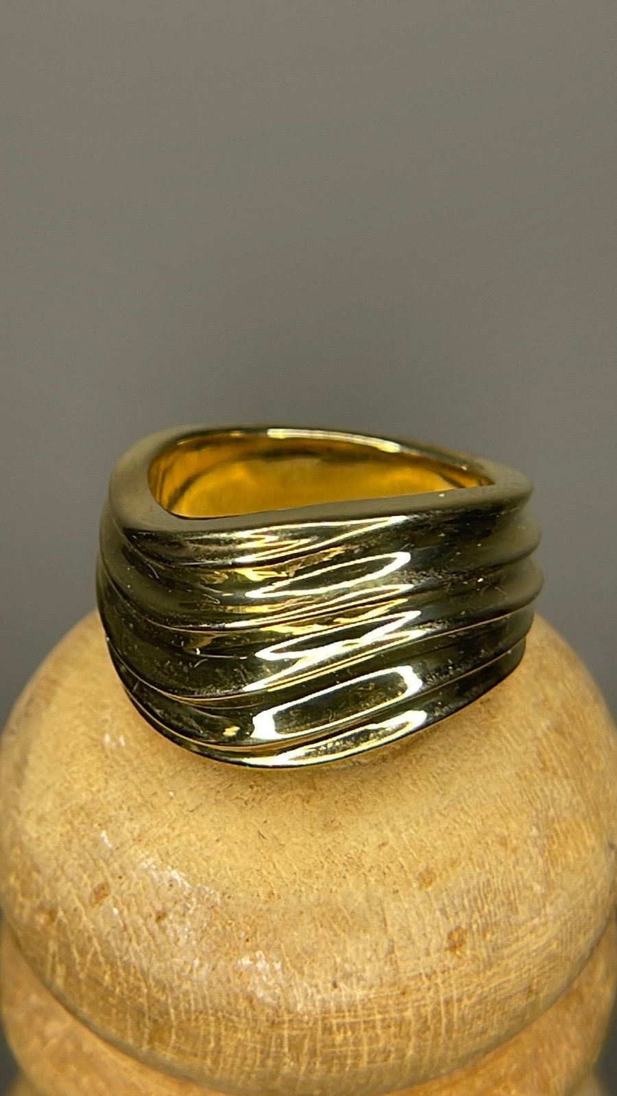18k Gold QVC Elegance Sculptured Ring, comes in purple gift box with QVC paperwo