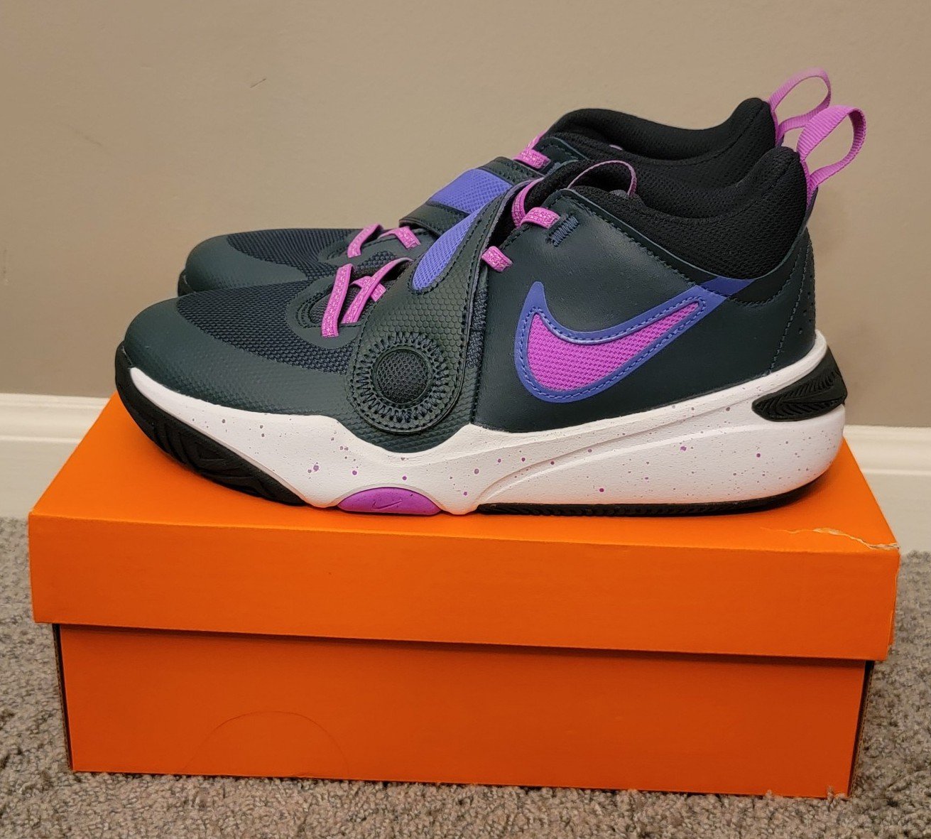Nike Team Hustle D 11 Sneakers - Youth Size 7 (Equivalent to Womens Size 8.5)