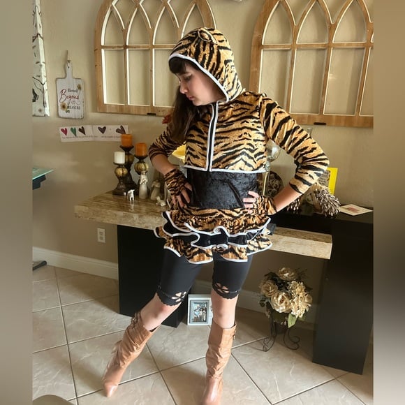 Tiger costume in the original bag worn one time only Jr M