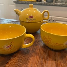RARE Lipton Tea Set Yellow Tea Pot With Two - Three Tea Cups Excellent Condition