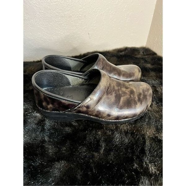Women's Dansko Shoes Camo clogs Size 40 9.5