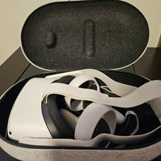 Meta OCU LUS Quest 2, 1 headset, 1 left remote, 1 right remote plus case!