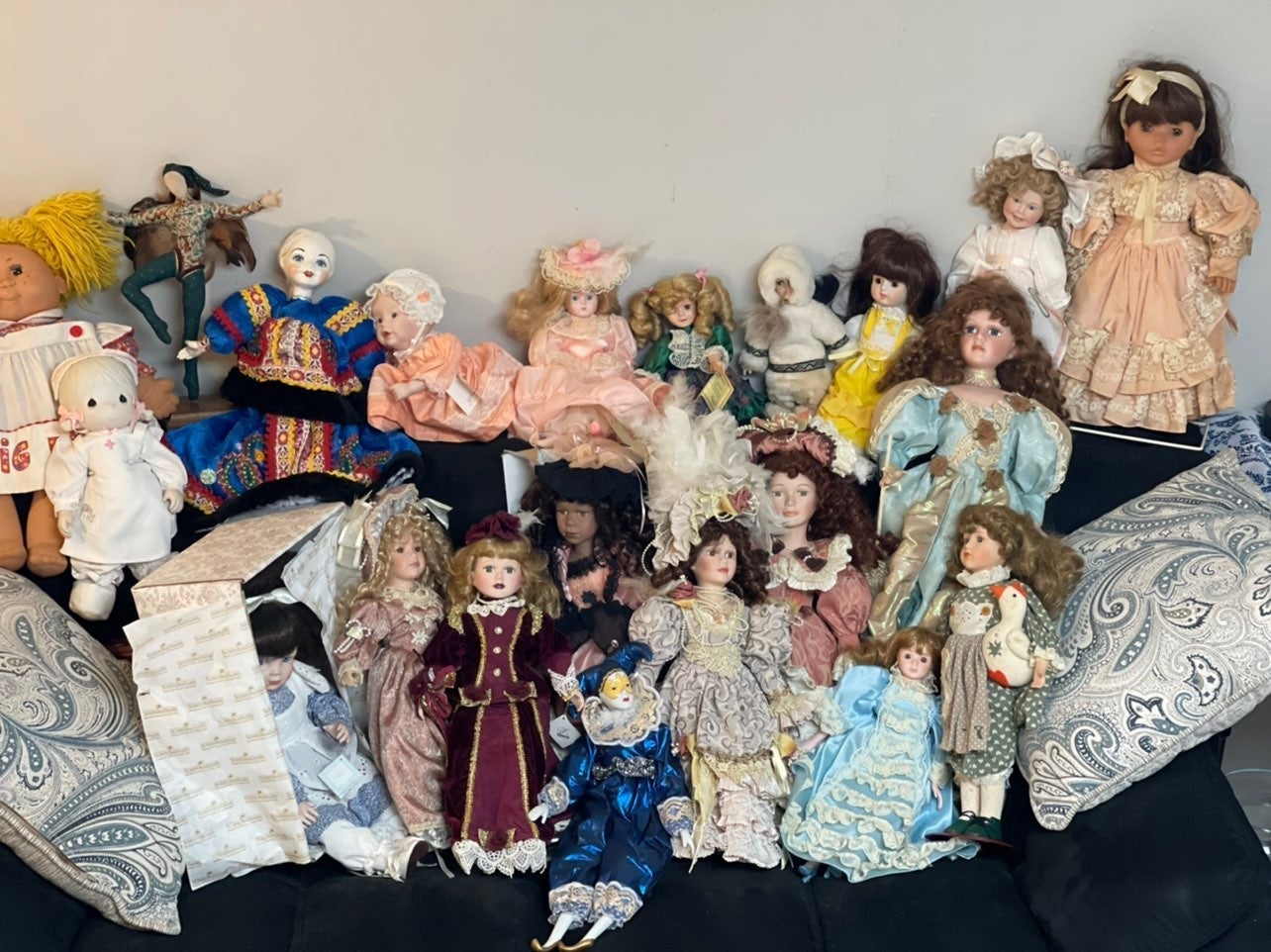 Lot of 22 dolls